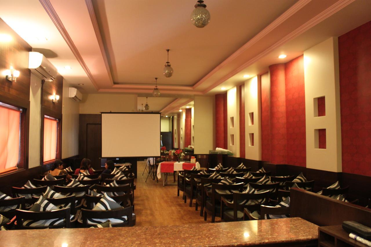 Hotel Maratha Palace,Satara Esterno foto